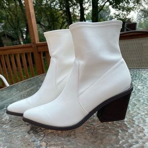 Shoe Dazzle White Booties